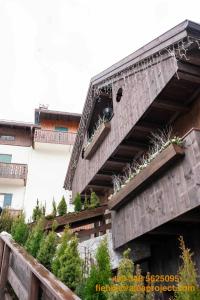 Tòa nhà nơi nhà gỗ tọa lạc