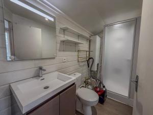 Vannituba majutusasutuses Petit Chalet idéal à la campagne avec wifi et parking +11 fotot