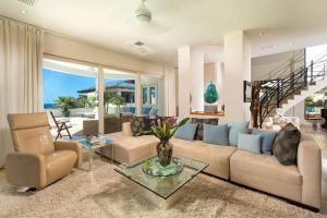 Posezení v ubytování Exquisite Hilltop Villa with Luxurious Modern Design, Sweeping Ocean Views & Sparkling Infinity Pool