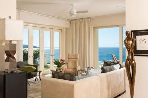 Posezení v ubytování Exquisite Hilltop Villa with Luxurious Modern Design, Sweeping Ocean Views & Sparkling Infinity Pool