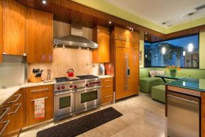 Kuchyň nebo kuchyňský kout v ubytování Exquisite Hilltop Villa with Luxurious Modern Design, Sweeping Ocean Views & Sparkling Infinity Pool