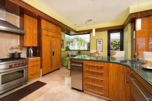 Kuchyň nebo kuchyňský kout v ubytování Exquisite Hilltop Villa with Luxurious Modern Design, Sweeping Ocean Views & Sparkling Infinity Pool