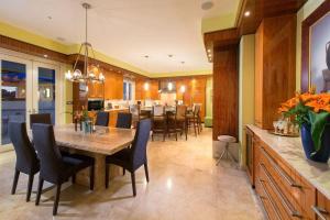 Kuchyň nebo kuchyňský kout v ubytování Exquisite Hilltop Villa with Luxurious Modern Design, Sweeping Ocean Views & Sparkling Infinity Pool + 40 fotografií