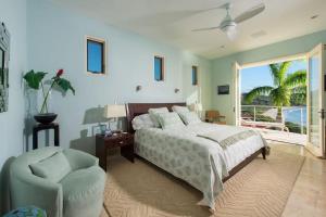 Postel nebo postele na pokoji v ubytování Exquisite Hilltop Villa with Luxurious Modern Design, Sweeping Ocean Views & Sparkling Infinity Pool + 84 fotografií