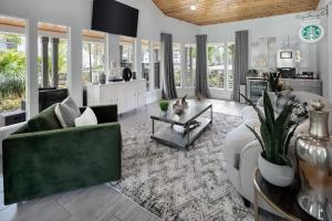 ein Wohnzimmer mit Sofa und Tisch in der Unterkunft Landing Amazing 1BD Tennis Court Gym in Palm Bay