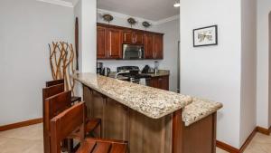 Kuchyň nebo kuchyňský kout v ubytování Elegant Oceanview Condo with Spacious Open-Concept Floor Plan and Inviting Beach Design