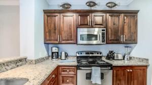 Kuchyň nebo kuchyňský kout v ubytování Elegant Oceanview Condo with Spacious Open-Concept Floor Plan and Inviting Beach Design + 27 fotografií