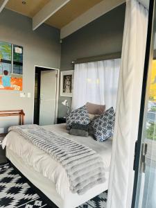 Ένα ή περισσότερα κρεβάτια σε δωμάτιο στο 3 Indigo with Solar