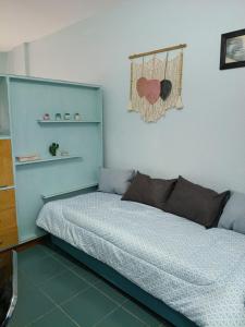 een slaapkamer met een bed in een kamer bij Magnolia Vintage in San Bernardo +24 foto's