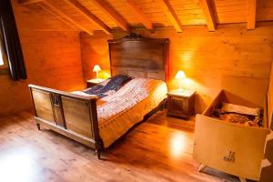 莱托利Chalet spacieux à Le Tholy avec vue montagne的木屋里有一张床的卧室 更多5张照片