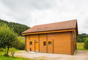 莱托利Chalet spacieux à Le Tholy avec vue montagne的田野中的小型木屋