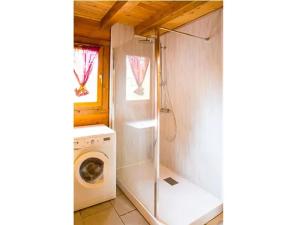 莱托利Chalet spacieux à Le Tholy avec vue montagne的配有洗衣机和垫圈的浴室