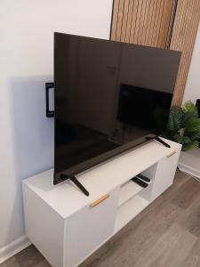 The City Nook في مانشستر: تلفزيون بشاشة مسطحة جالس فوق مركز ترفيه ابيض +25 صورة