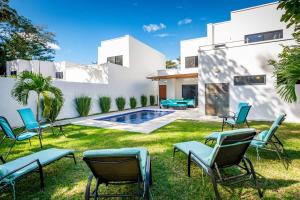 Πισίνα στο ή κοντά στο Ultramodern Townhome with an Inviting Coastal Design and Lush Outdoor Oasis with a Private Pool