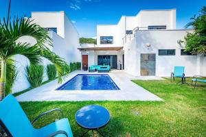 Πισίνα στο ή κοντά στο Ultramodern Townhome with an Inviting Coastal Design and Lush Outdoor Oasis with a Private Pool