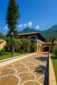 Villa Antonietta Ischia في ايسكيا: منزل كبير أمامه ممشى