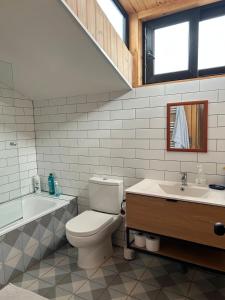 Ένα μπάνιο στο House with marvelous view in Frutillar