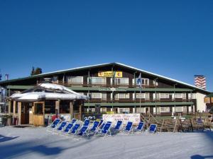 Un edificio con un mucchio di sedie davanti di Eurotel Cermis a Cavalese