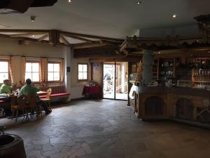 una stanza con persone sedute ai tavoli in un ristorante di Eurotel Cermis a Cavalese