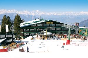 un rifugio sciistico con una folla di persone su una pista da sci di Eurotel Cermis a Cavalese Altre 28 foto