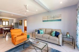 Posezení v ubytování 2-Bedroom Ocean-View Condo with Pool