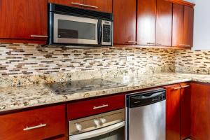 Kuchyň nebo kuchyňský kout v ubytování 2-Bedroom Ocean-View Condo with Pool