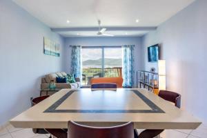 Un televizor și/sau centru de divertisment la 2-Bedroom Ocean-View Condo with Pool