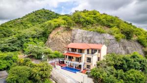 O vedere generală la munți sau o vedere la munte luată de la această casă de vacanță