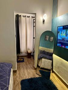 TV a/nebo společenská místnost v ubytování Exclusive VIP 1 Bedroom Apartment in DHA Phase 6 By Virani