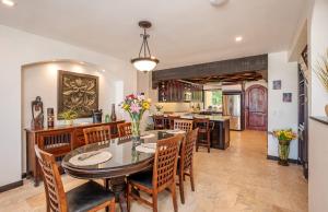 Un comedor con mesa y sillas en Upscale Two-Bedroom Condo in Playa Flamingo with Beautiful Oceanfront Views, en Playa Flamingo 43 fotos más