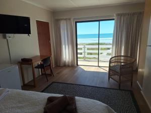 una camera d'albergo con vista sull'oceano di West Coast Beachfront a Velddrif