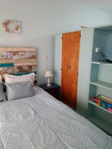 een slaapkamer met een bed en een houten deur bij Magnolia Vintage in San Bernardo