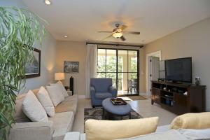 TV a/nebo společenská místnost v ubytování Nicely Decorated 3rd-Floor Beauty with Pool-View Balcony in Coco