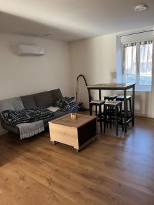 BlanzyAppartement F2 de 55 m2的客厅里有一张沙发和一张桌子。