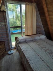 En eller flere senge i et værelse på Cabañas Alpinas San Pedro + 50 billeder