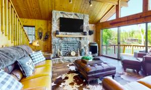 Khu vực ghế ngồi tại Cozy Pet-Friendly 4BR | Fireplace, Patio & BBQ