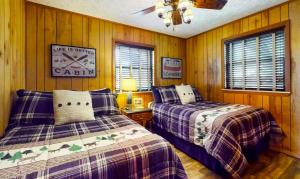 Giường trong phòng chung tại Cozy Pet-Friendly 4BR | Fireplace, Patio & BBQ