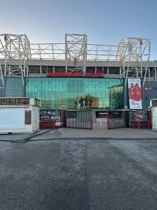 uma vista para um estádio de futebol com um edifício em Hendham House em Manchester