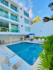 una piscina frente a un edificio en Casa Hannia 30 huéspedes Cerca de la playa Alberca, en Acapulco