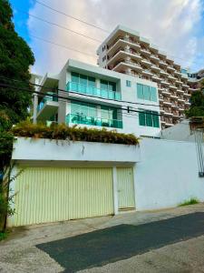 un edificio con garaje frente a un edificio en Casa Hannia 30 huéspedes Cerca de la playa Alberca, en Acapulco