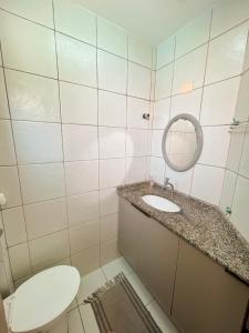 Casasveraneio casa top com 3 suítes com ar condicionado a 100 m da Praia - Barra de São Miguel, 7 minutos do gunga e 3 da praia bonita e conchas ! Área gourmet com piscina privativa e churrasqueira! condomínio com muito verde e piscina de 10m! في بارا دي ساو ميجيل: حمام مع مرحاض ومغسلة +44 صورة