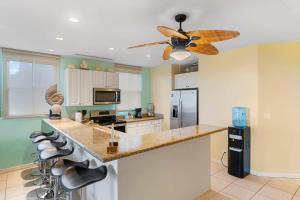 Kuchyň nebo kuchyňský kout v ubytování Large, Nautical-Themed End Unit in Coco with Lots of Natural Light