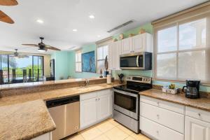 Kuchyň nebo kuchyňský kout v ubytování Large, Nautical-Themed End Unit in Coco with Lots of Natural Light