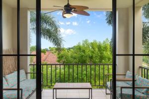 Balkón nebo terasa v ubytování Large, Nautical-Themed End Unit in Coco with Lots of Natural Light + 25 fotografií