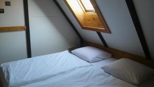 Posto letto in una piccola camera con finestra di Privát Evi 166 a Nižná Boca