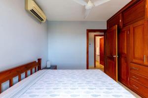 a bedroom with a bed and a ceiling fan at 2-Bedroom Condo with Ocean View and Pool in Playa Flamingo +21 photos
