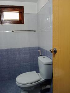 bagno con servizi igienici bianchi e finestra di Omandi Villa a Weligama