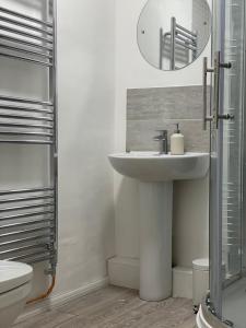 Ένα μπάνιο στο 3x Double, 2x Bathrooms, Central & Parking +44 φωτογραφίες