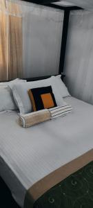 un letto con un libro sopra di Omandi Villa a Weligama