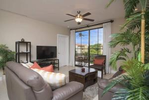 Μια τηλεόραση ή/και κέντρο ψυχαγωγίας στο Impressively designed and decorated 3rd-floor space overlooking pool in Coco